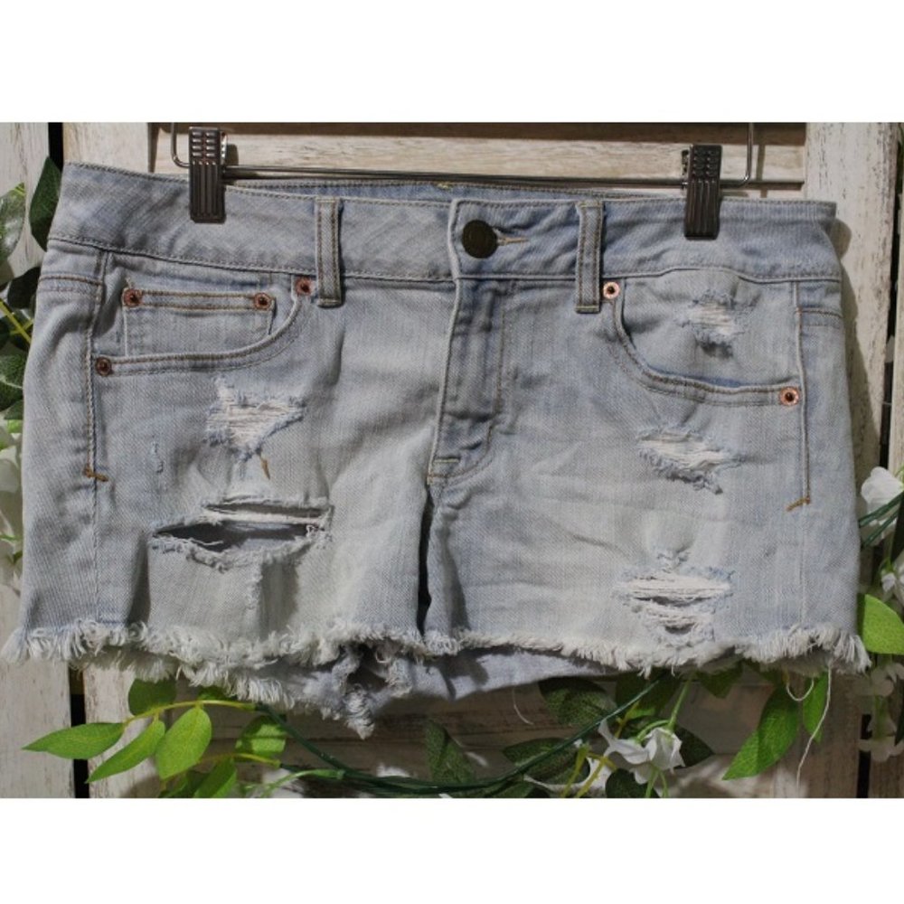 American Eagle Light Wash Distressed Denim Shorts (850)